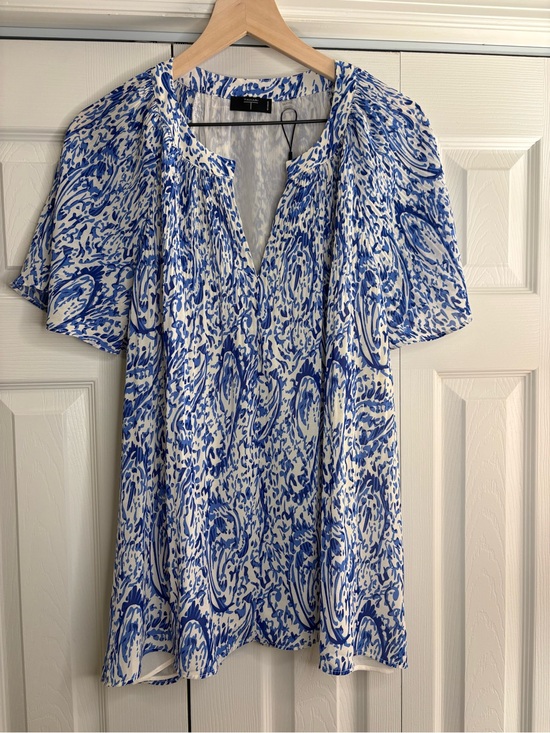Tahari Tops - Women’s Tahari blue and white paisley print split v neckline blouse size 3X NWOT